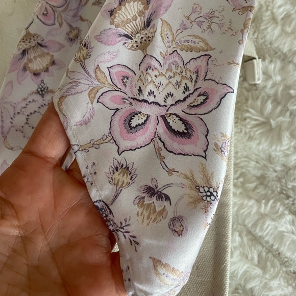 VICTORIA'S SECRET OFF WHITE BAG W/ PURPLE FLORAL SCARF NEW WITH TAGS "FLAW" - Picture 3 of 16